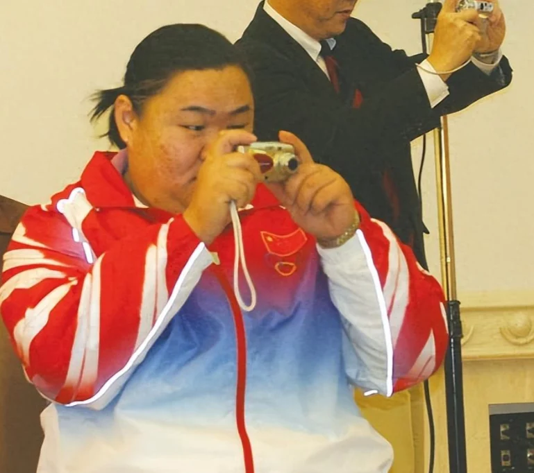 举重冠军女儿_全国小孩子举重冠军是谁_举重冠军家境贫寒