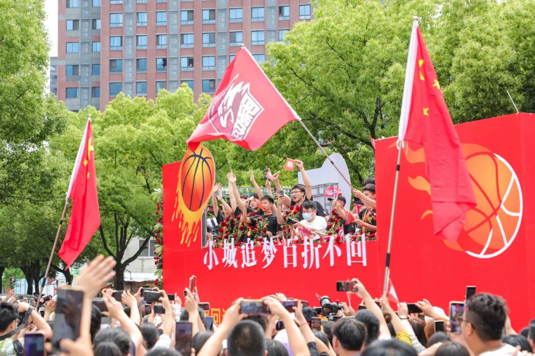 高中篮球联赛2021冠军_兴义高中篮球比赛冠军有哪些_篮球高中联赛冠军