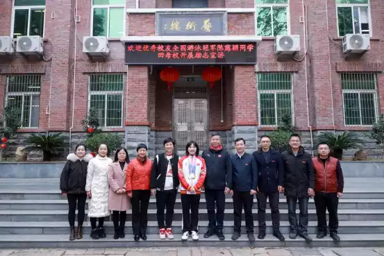 游泳冠军yong_游泳冠军第一人_游泳冠军去吗