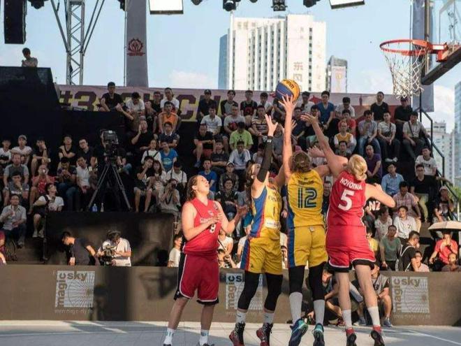 篮球比赛半场休息时长：FIBA 10分钟