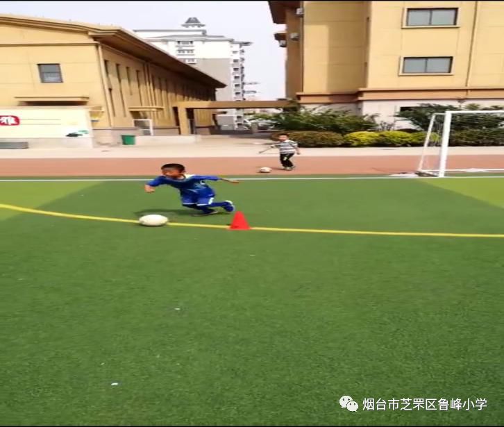 足球规则表演训练动作游戏视频_足球规则介绍视频_足球训练动作表演游戏规则