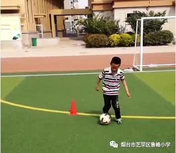 足球规则介绍视频_足球训练动作表演游戏规则_足球规则表演训练动作游戏视频