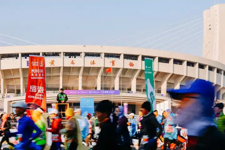 马拉松杭州开跑时间_杭卅马拉松_杭州马拉松几点开